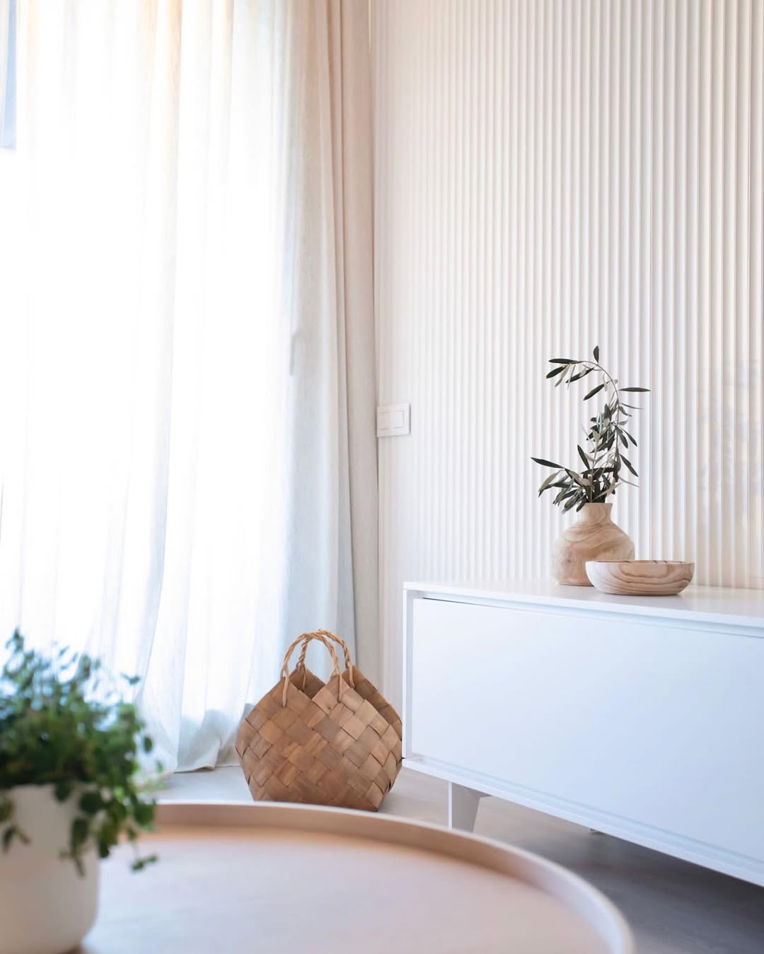 Panel decorativo estriado (fluted) · Salón · Aparador lacado · Acabado natural