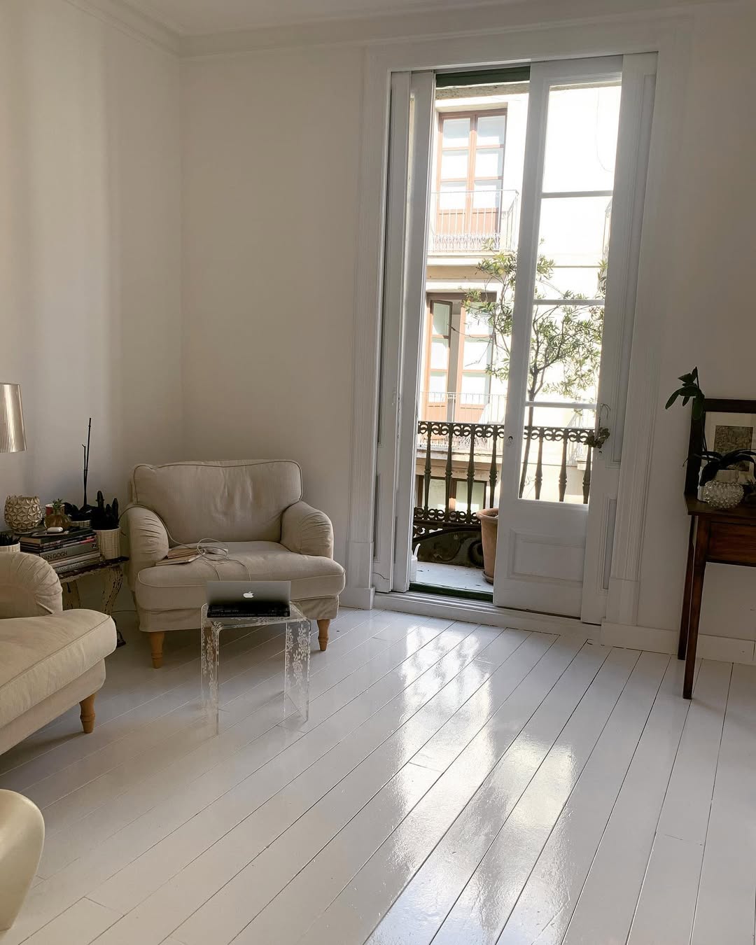 Reforma vivienda · Salón blanco · Suelo madera lacado · Balcón · Eixample Barcelona