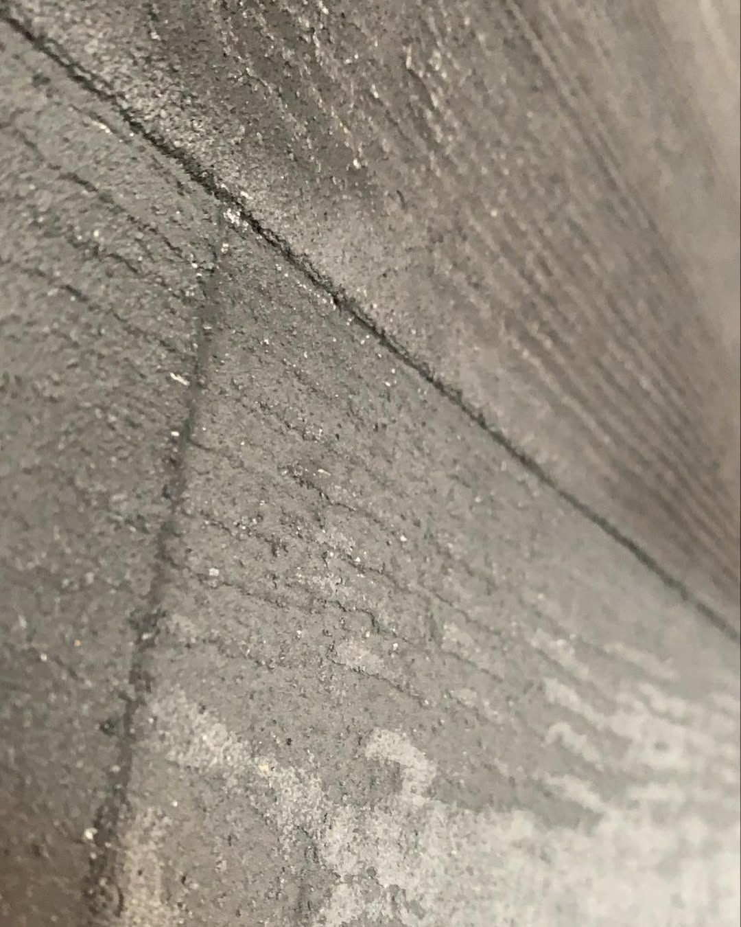 Hormigón visto · Textura rugosa gris oscuro · Panel estructural · Acabado industrial