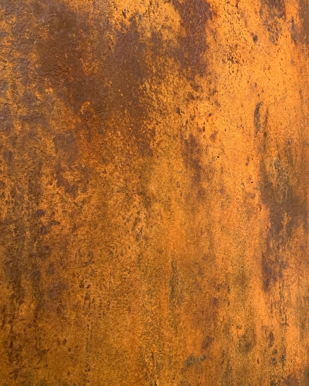 Acabado óxido · Tonos ámbar, siena y marrón · Efecto mineral natural